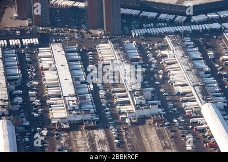 Luftansicht LKW-Dock, Blick auf das Lebensmittel-Basislager mit vielen LKWs mit Anhängern für die Frachtlieferung Stockfoto