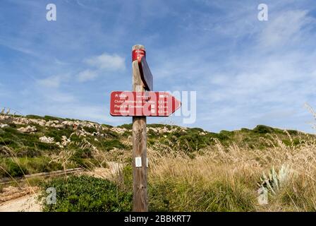 MENORCA-SEPTEMBER 22:WEGWEISER auf der Küstenwanderung Cami de Cavalls auf der Insel Menorca, September 22,2018. Stockfoto