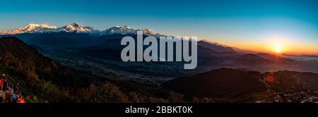 Panoramablick auf den Sonnenaufgang von Pokhara auf dem Sarangkot Hill mit Blick auf die Gebirgskette des Himalayas. Stockfoto