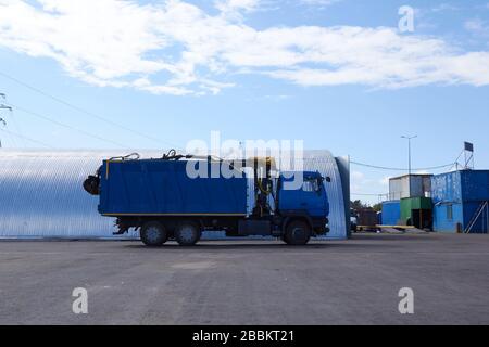 Sankt Petersburg, RUSSLAND - Mai 2019: Sonderausrüstungswagen für Müll. Stockfoto