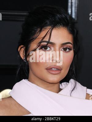 Los Angeles, Vereinigte Staaten. April 2020. (AKTE) Kylie Jenner, um Hand-Desinfektionsmittel an südkalifornische Krankenhäuser mit Coty inmitten einer Coronavirus COVID-19-Pandemie zu spenden. LOS ANGELES, KALIFORNIEN, USA - 10. FEBRUAR: Fernsehpersönlichkeit Kylie Jenner mit Balmain Couture Kleid und Jimmy Choo Schuhe kommt bei den 61. GRAMMY Awards am 10. Februar 2019 im Staples Center in Los Angeles, Kalifornien, USA. (Foto von Xavier Collin/Image Press Agency) Credit: Image Press Agency/Alamy Live News Stockfoto