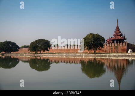 Mandalay Palace (Mya Nan San Kyaw) äußere Wälle und Wassergraben mit Bäumen und Wänden, die sich im Wasser widerspiegeln Stockfoto