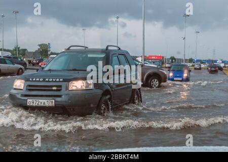 Sankt Petersburg, Russland - Juni 2019: Bei starkem Regen auf einer überfluteten Straße. Stockfoto