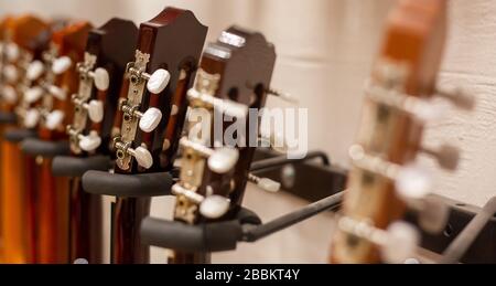 Nahaufnahme von moderner Holzgitarre, Blick auf Instrumentalgeschäft, Musikinstrumentalkonzept Stockfoto