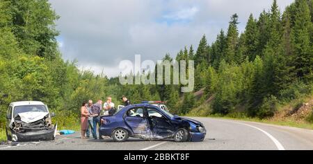 Svalyava, Ukraine. 11. August 2019: Tödlicher Verkehrsunfall. Reales Ereignis. Zwei Autos sind auf der Straße abgestürzt. Der Polizist verhört Teilnehmer und Witz Stockfoto