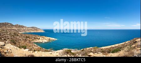 Panoramabild von Binh Hung Island und der Straße von Cam Ranh nach Phan Rang, Ninh Thuan, Vietnam Stockfoto