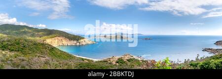 Panoramabild von Binh Hung Island und der Straße von Cam Ranh nach Phan Rang, Ninh Thuan, Vietnam Stockfoto