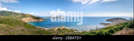 Panoramabild von Binh Hung Island und der Straße von Cam Ranh nach Phan Rang, Ninh Thuan, Vietnam Stockfoto