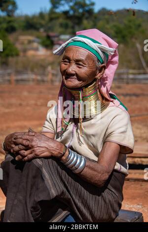 Pan PET, Kayah State, Myanmar - Februar 2020: Porträt einer älteren Kayan Langhalsfrau oder Paduang mit traditionellen Halsenringen aus Messing. Stockfoto