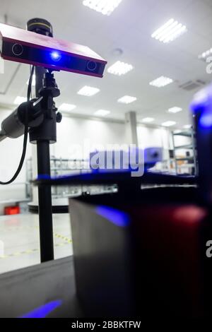 Professioneller 3D-Scanner Scannen einer Kunststoffspritzguss für industrielle Objekte auf einem Drehtisch, Messkonzept Stockfoto