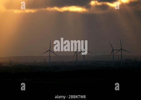 Windturbinen am Abend leuchten im Tal des Flusses Trent. GROSSBRITANNIEN. Stockfoto