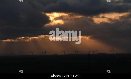 Windturbinen am Abend leuchten im Tal des Flusses Trent. GROSSBRITANNIEN. Stockfoto