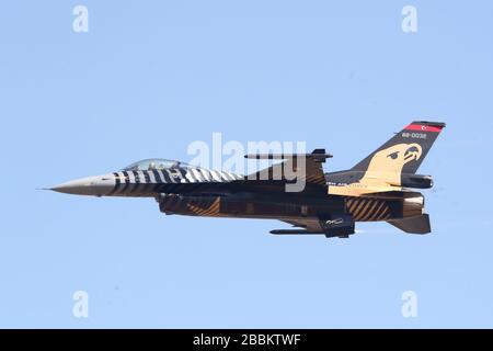 Die Türkische General Dynamics F-16 Fighting Falcon Solo Display auf der Royal International Air Tattoo 2018 in RAF Fairford, Großbritannien Stockfoto