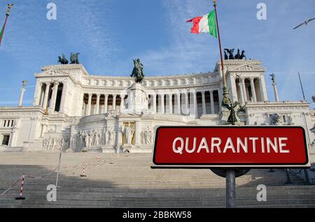 Quarantäneschild mit Vaterlandsaltar in Rom, Italien Stockfoto