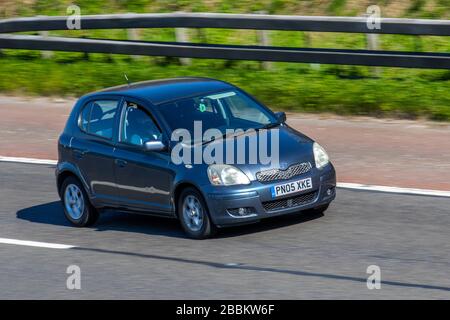 2006 Blue Toyota Yaris Blue; fahrzeugsicheres Fahrzeug, Fahrzeugfahren, Straßen, Motoren, Fahren auf der Autobahn M6 Stockfoto