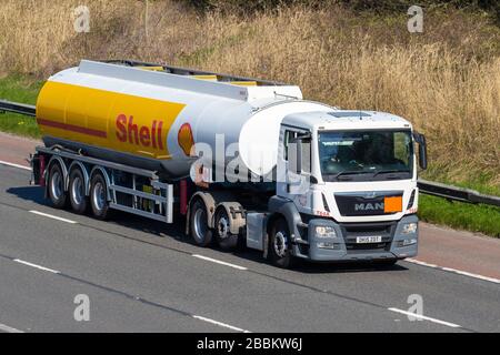 Shell Fuel Hoyer Group Speditions Delivery Trucks, HAZCHEM Code 3YE 1203 Tankwagen, Transport, Benziner, Frachtführer, MAN Vehicle, Europäischer gewerblicher Verkehr, Industrie, M61 in Manchester, Großbritannien Stockfoto