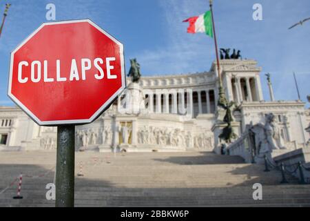 Einsturzschild mit Vaterlandsaltar in Rom, Italien. Drohende finanzielle Absturzgefahr in Italien wegen Coronavirus. Weltwirtschaftskrise Stockfoto