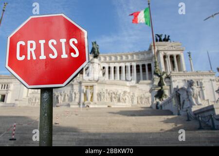 Krisensschild mit Vaterlandsaltar in Rom, Italien. Drohende finanzielle Absturzgefahr in Italien wegen Coronavirus. Weltwirtschaftskrise Stockfoto