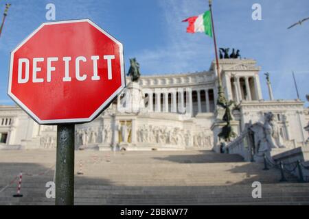 Defizitschild mit Vaterlandsaltar in Rom, Italien. Defizit im italienischen Staatshaushalt. Stockfoto