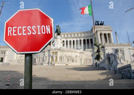 Rezessionsschild mit Vaterlandsaltar in Rom, Italien. Drohende finanzielle Absturzgefahr in Italien wegen Coronavirus. Weltwirtschaftskrise Stockfoto