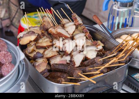 Gegrilltes Schweinefleisch in Bambusstab auf dem Markt. Stockfoto