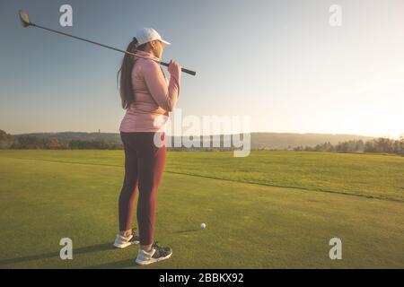 Professioneller Frauengolfspieler auf dem Golfplatz bereit zum Golfspielen, Sportkonzept Stockfoto