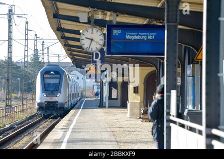 01. April 2020, Sachsen-Anhalt, Köthen (Sachsen-Anhalt): Ein IC der Deutschen Bahn betritt den Bahnhof Köthen. Ab heute ist die Bahnstrecke zwischen Halle und Magdeburg für den Bahnverkehr wieder freigegeben. Die beiden größten Städte Sachsen-Anhalt waren etwa für neue Monate nicht mehr direkt per Bahn erreichbar. Umfangreiche Bauarbeiten am Bahnknotenpunkt Köthen und Gleiserneuerungsarbeiten erforderten die komplette Stilllegung der gesamten Strecke. Die Fahrgäste mussten während der gesamten Zeit umfangreiche Umleitungen und den Schienenersatzverkehr anlegen. Foto: Heiko Rebsch / dpa-Zentralbild / dpa Stockfoto