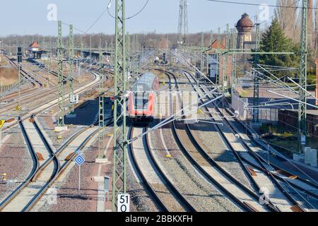 01. April 2020, Sachsen-Anhalt, Köthen (Sachsen-Anhalt): Ein Regionalzug verlässt den Bahnhof Köthen in Richtung Halle. Ab heute ist die Bahnstrecke zwischen Halle und Magdeburg für den Zugverkehr wieder freigegeben. Die beiden größten Städte Sachsen-Anhalt waren etwa für neue Monate nicht mehr direkt per Bahn erreichbar. Umfangreiche Bauarbeiten am Bahnknotenpunkt Köthen und Gleiserneuerungsarbeiten erforderten die komplette Stilllegung der gesamten Strecke. Die Fahrgäste mussten während der gesamten Zeit umfangreiche Umleitungen und den Schienenersatzverkehr anlegen. Foto: Heiko Rebsch / dpa-Zentralbild / dpa Stockfoto