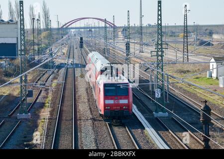 01. April 2020, Sachsen-Anhalt, Köthen (Sachsen-Anhalt): Ein Regionalzug aus Halle fährt auf neuen Gleisen in Köthen ein. Ab heute ist die Bahnstrecke zwischen Halle und Magdeburg für den Bahnverkehr wieder freigegeben. Die beiden größten Städte in Sachsen-Anhalt waren rund neun Monate lang nicht mehr direkt per Bahn erreichbar. Umfangreiche Bauarbeiten am Bahnknotenpunkt Köthen und Gleiserneuerungen erforderten die komplette Stilllegung der gesamten Strecke. Die Fahrgäste mussten während der gesamten Zeit umfangreiche Umleitungen und den Schienenersatzverkehr anlegen. Foto: Heiko Rebsch / dpa-Zentralbild / dpa Stockfoto