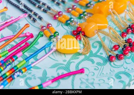 Halsketten und bunte Edelsteine auf dem Markt. Stockfoto