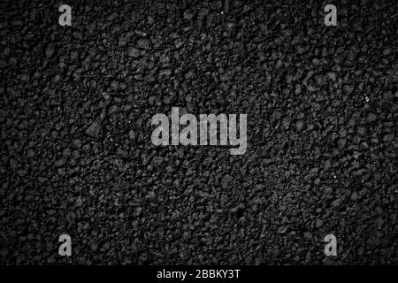 Die Oberfläche von frischem schwarzem Asphalt auf der Straße im Detail. Stockfoto