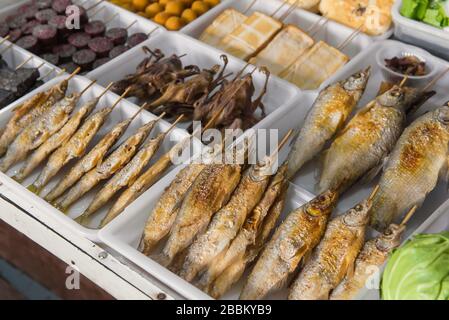 Gesalzener gegrillter Fisch auf dem Grill im Markt. Stockfoto