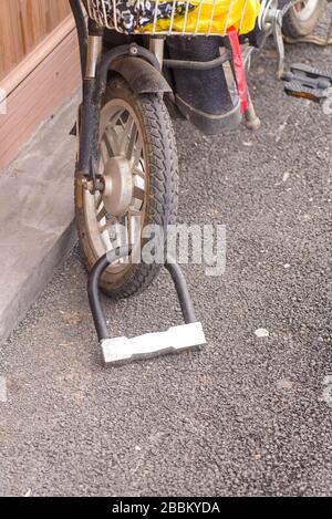 Hauptschlüssel zum Verriegeln des Motorrades auf der Straße. Stockfoto