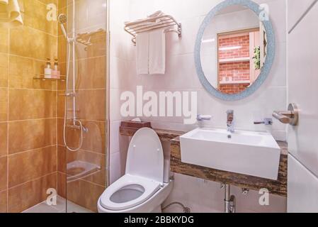 Badezimmer und Toilette in modernem Badezimmer. Stockfoto