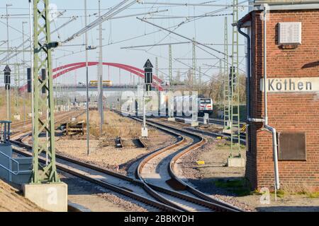 01. April 2020, Sachsen-Anhalt, Köthen (Sachsen-Anhalt): Ein IC der Deutschen Bahn fährt auf neuen Gleisen in Richtung Köthen. Ab heute ist die Bahnstrecke zwischen Halle und Magdeburg für den Bahnverkehr wieder freigegeben. Die beiden größten Städte Sachsen-Anhalt waren etwa für neue Monate nicht mehr direkt per Bahn zu erreichen. Umfangreiche Bauarbeiten am Bahnknotenpunkt Köthen und Gleiserneuerungen erforderten die komplette Stilllegung der gesamten Strecke. Die Fahrgäste mussten während der gesamten Zeit umfangreiche Umleitungen und den Schienenersatzverkehr anlegen. Foto: Heiko Rebsch / dpa-Zentralbild / dpa Stockfoto