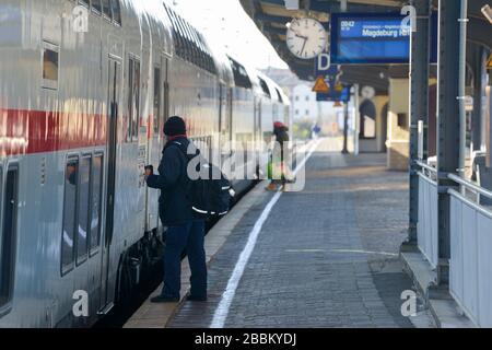 01. April 2020, Sachsen-Anhalt, Köthen (Sachsen-Anhalt): Die Fahrgäste steigen an einem IC der Deutschen Bahn im Bahnhof Köthen ein. Ab heute ist die Bahnstrecke zwischen Halle und Magdeburg für den Bahnverkehr wieder freigegeben. Die beiden größten Städte in Sachsen-Anhalt waren seit etwa neuen Monaten nicht mehr direkt per Bahn erreichbar. Umfangreiche Bauarbeiten am Bahnknotenpunkt Köthen und Gleiserneuerungsarbeiten erforderten die komplette Stilllegung der gesamten Strecke. Die Fahrgäste mussten während der gesamten Zeit umfangreiche Umleitungen und den Schienenersatzverkehr anlegen. Foto: Heiko Rebsch / dpa-Zentralbild / dpa Stockfoto