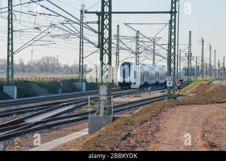 01. April 2020, Sachsen-Anhalt, Köthen: Auf dem erneuerten Abschnitt zwischen Halle und Köthen läuft ein IC der Deutschen Bahn. Ab heute ist die Bahnstrecke zwischen Halle und Magdeburg für den Bahnverkehr wieder freigegeben. Die beiden größten Städte in Sachsen-Anhalt waren seit etwa neuen Monaten nicht mehr direkt per Bahn erreichbar. Umfangreiche Bauarbeiten am Bahnknotenpunkt Köthen und Gleiserneuerungsarbeiten erforderten die komplette Stilllegung der gesamten Strecke. Die Fahrgäste mussten während der gesamten Zeit umfangreiche Umleitungen und den Schienenersatzverkehr anlegen. Foto: Heiko Rebsch / dpa-Zentralbild / dpa Stockfoto