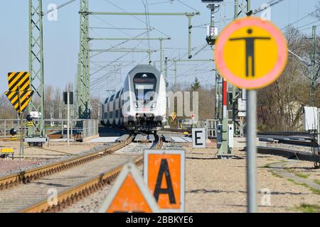 01. April 2020, Sachsen-Anhalt, Köthen (Sachsen-Anhalt): Ein IC der Deutschen Bahn aus Richtung Magdeburg fährt in den Bahnhof Köthen ein. Ab heute ist die Bahnstrecke zwischen Halle und Magdeburg wieder für den Zugverkehr freigegeben. Die beiden größten Städte Sachsen-Anhalt waren etwa für neue Monate nicht mehr direkt per Bahn erreichbar. Umfangreiche Bauarbeiten am Bahnknotenpunkt Köthen und Gleiserneuerungsarbeiten erforderten die komplette Stilllegung der gesamten Strecke. Die Fahrgäste mussten während der gesamten Zeit umfangreiche Umleitungen und den Schienenersatzverkehr anlegen. Foto: Heiko Rebsch / dpa-Zentralbild / dpa Stockfoto