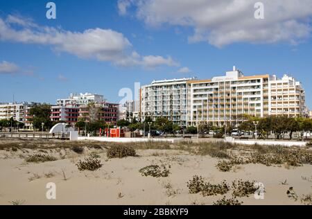 Monte Gordo, Portugal - 18. November 2019: Apartments mit Blick auf den sandigen Strand des Ferienortes Monte Gordo an der portugiesischen Algarve-Küste. Stockfoto