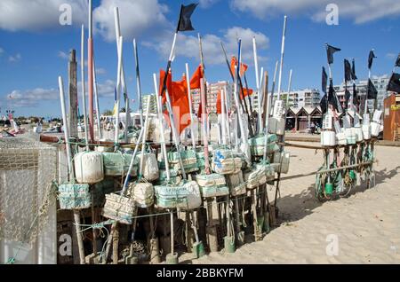 Monte Gordo, Portugal - 18. November 2019: Schwimmt und verfängt sich zu den örtlichen Fischern und trocknet im Sonnenschein am sandigen Strand der Küste Stockfoto