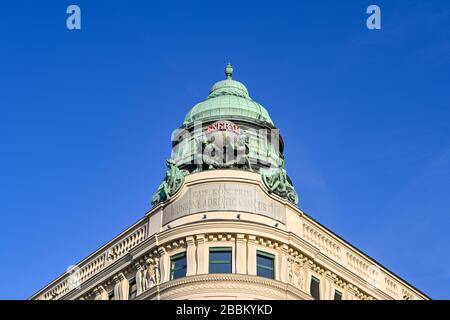 WIEN, ÖSTERREICH - NOVEMBER 2019: Verzierte Kuppel und Skulpturen an der Ecke eines Bürogebäudes in Wien. Stockfoto