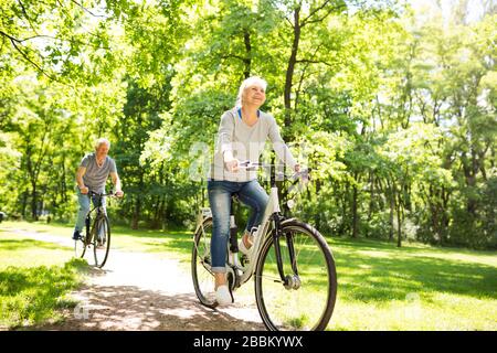 Älteres Paar auf Fahrrädern Stockfoto