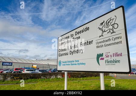 BROUGHTON, WALES - MÄRZ 2020: Schild für die Deeside Enterprise Zone außerhalb eines der Werksgebäude im Airbus-Werk in Broughton. Das Werk Stockfoto