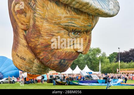 Besondere Form Heißluftballon in Form von Kopf von Vincent van Gogh während des 34. Friese Ballonfeesten Festivals in Joure, Niederlande. Stockfoto