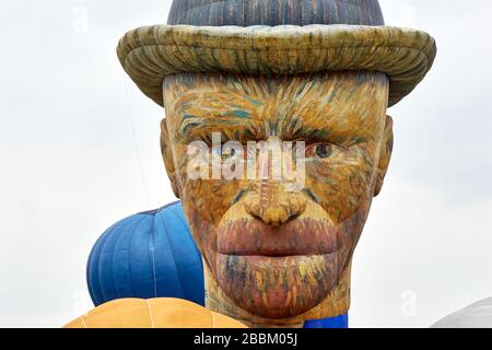 Besondere Form Heißluftballon in Form von Kopf von Vincent van Gogh während des 34. Friese Ballonfeesten Festivals in Joure, Niederlande. Stockfoto