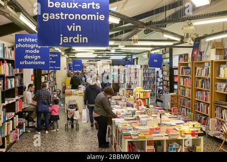 Innenansicht der Librarie Mollat in Bordeaux, der größten unabhängigen Buchhandlung Frankreichs mit Kunden, die die Bücherregale durchsuchen Stockfoto