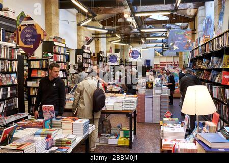 Innenansicht der Librarie Mollat in Bordeaux, der größten unabhängigen Buchhandlung Frankreichs mit Kunden, die die Bücherregale durchsuchen Stockfoto