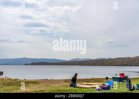 Higashi-Onuma Campsite im Onuma Quasi-Nationalpark. Stadt Nanae, Unterpräfekturgebiet Oshima, Hokkaido, Japan Stockfoto