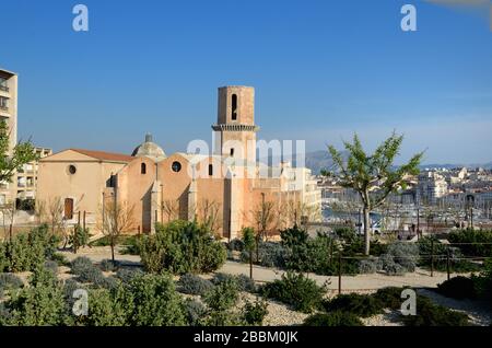 Die Kirche Saint Laurent (c12-13.), oberhalb des Vieux Port, und der Dachgarten auf dem Fort Saint-Jean oder St Jean Fort Marseille Provence France Stockfoto