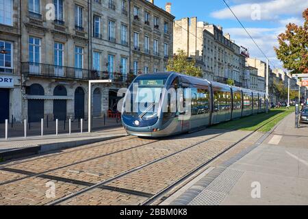 Straßenbahn in der Rue Achard im Bacalan-Viertel, die nahende Straßenbahn zeigt Stockfoto